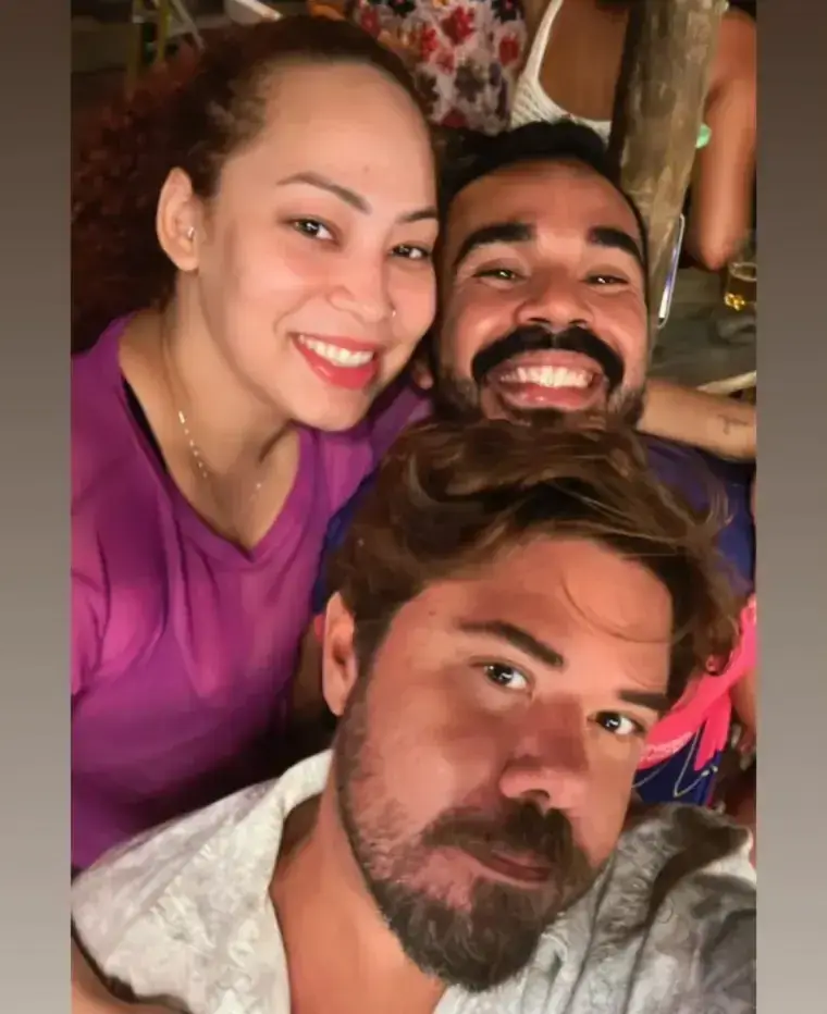 Selfie de três clientes sorrindo na mesa do Chalé