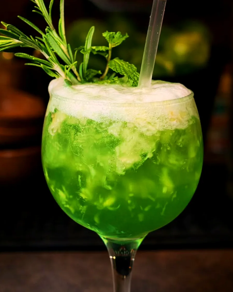 Drink verde com gelo picado, alecrim e hortelã