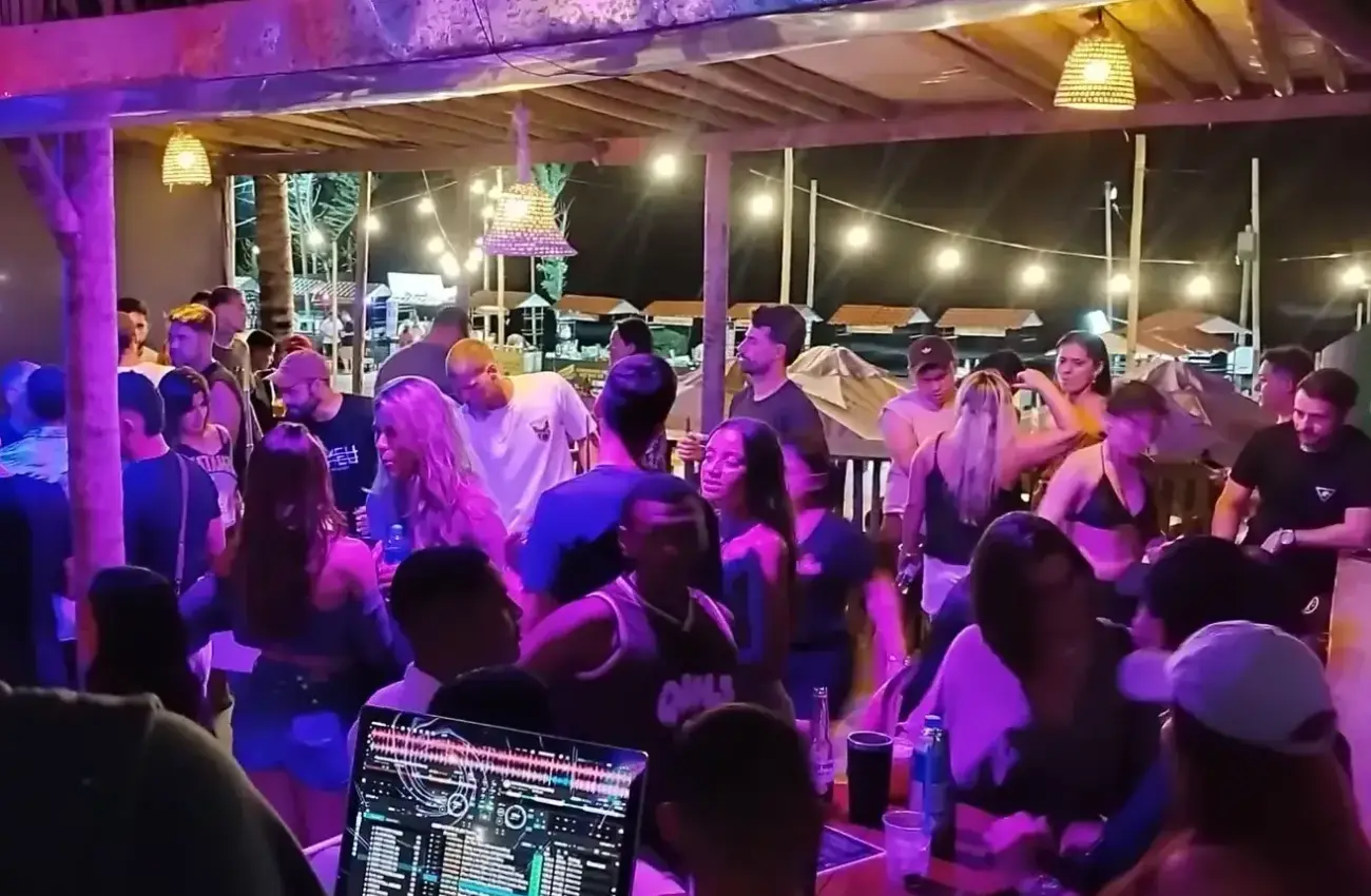 Pessoas dançando entre as mesas do Chalé numa noite de som
